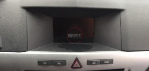 Opel Astra Teyp yol bilgisayarı çerçevesi soyulma aşınma soft kaplama restorasyon öncesi
