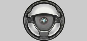 BMW-F10-Direksiyon-deri-renk-değişimi-özel-tasarım-piano-black-soft-kaplama-restorasyon-önce